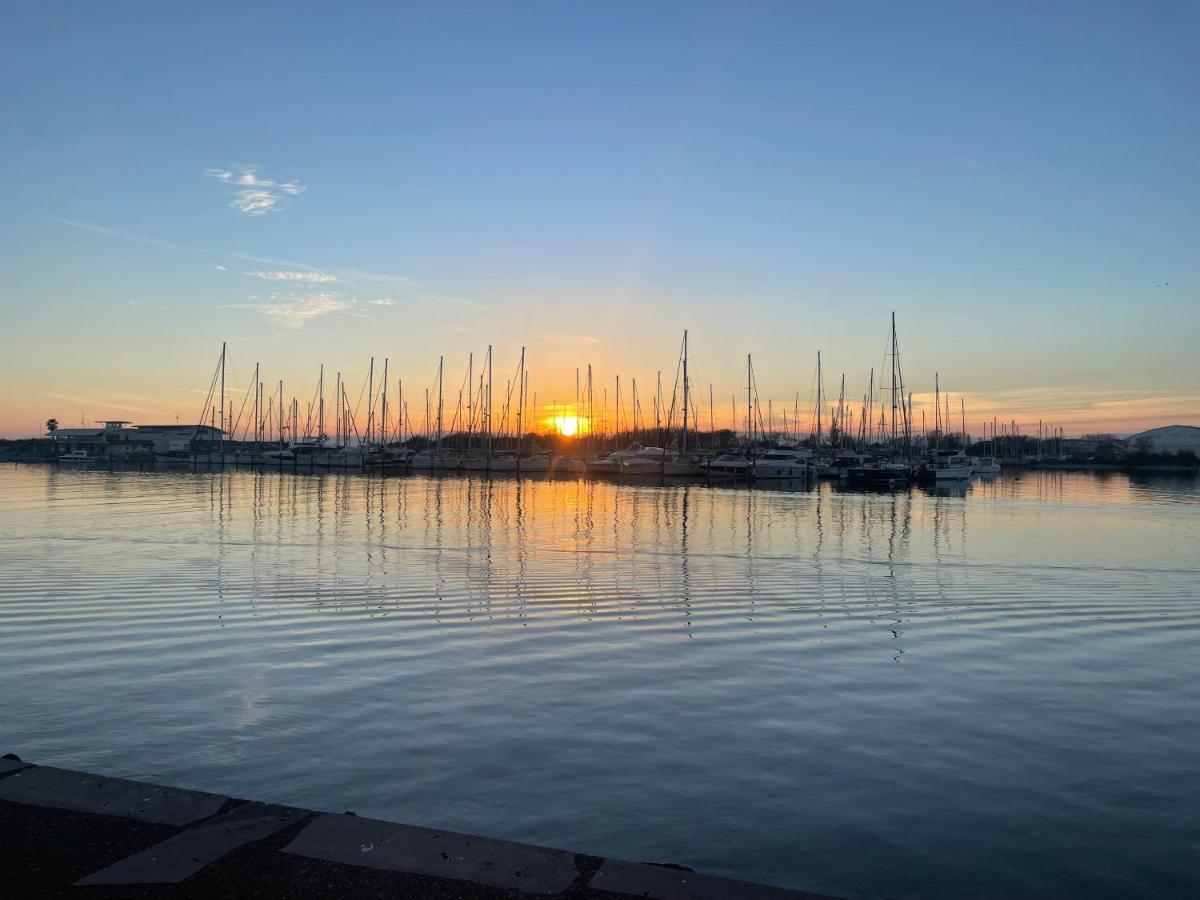 Studio - Les Pieds Dans L'Eau Agreable En Toutes Saisons 4 Couchages - Climatisation - Parking Prive - Piscine Sur Mer - Vue Magnifique Et Rare - Situation Optimum - Les Argonautes - Ile Des Pecheurs - Cap D'Agde Exterior foto